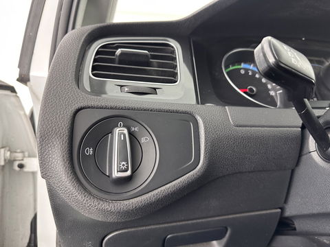 Volkswagen e-Golf Aut. *HEAT-PUMP | LUXURY-LEATHER | FULL-LED | NAVI-FULLMAP | CAMERA | HEATED-SPORTSEATS | ECC | CCS-FASTLOADER | PDC | CARPLAY | CRUISE | 16''ALU*