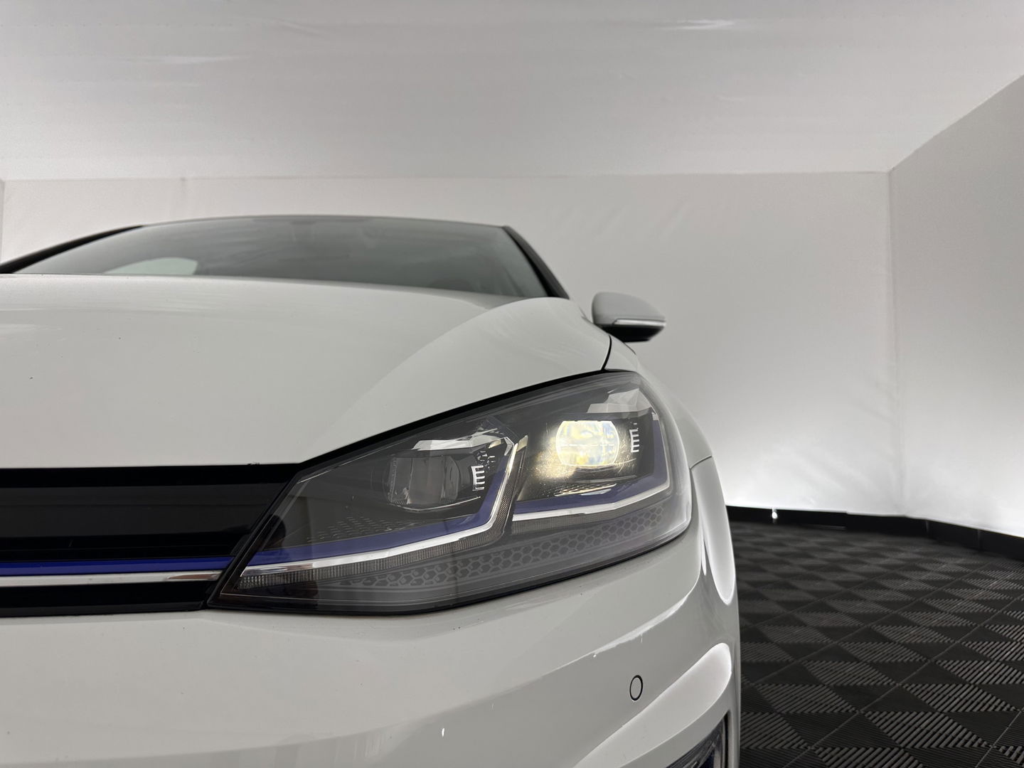 Volkswagen e-Golf Aut. *HEAT-PUMP | LUXURY-LEATHER | FULL-LED | NAVI-FULLMAP | CAMERA | HEATED-SPORTSEATS | ECC | CCS-FASTLOADER | PDC | CARPLAY | CRUISE | 16''ALU*