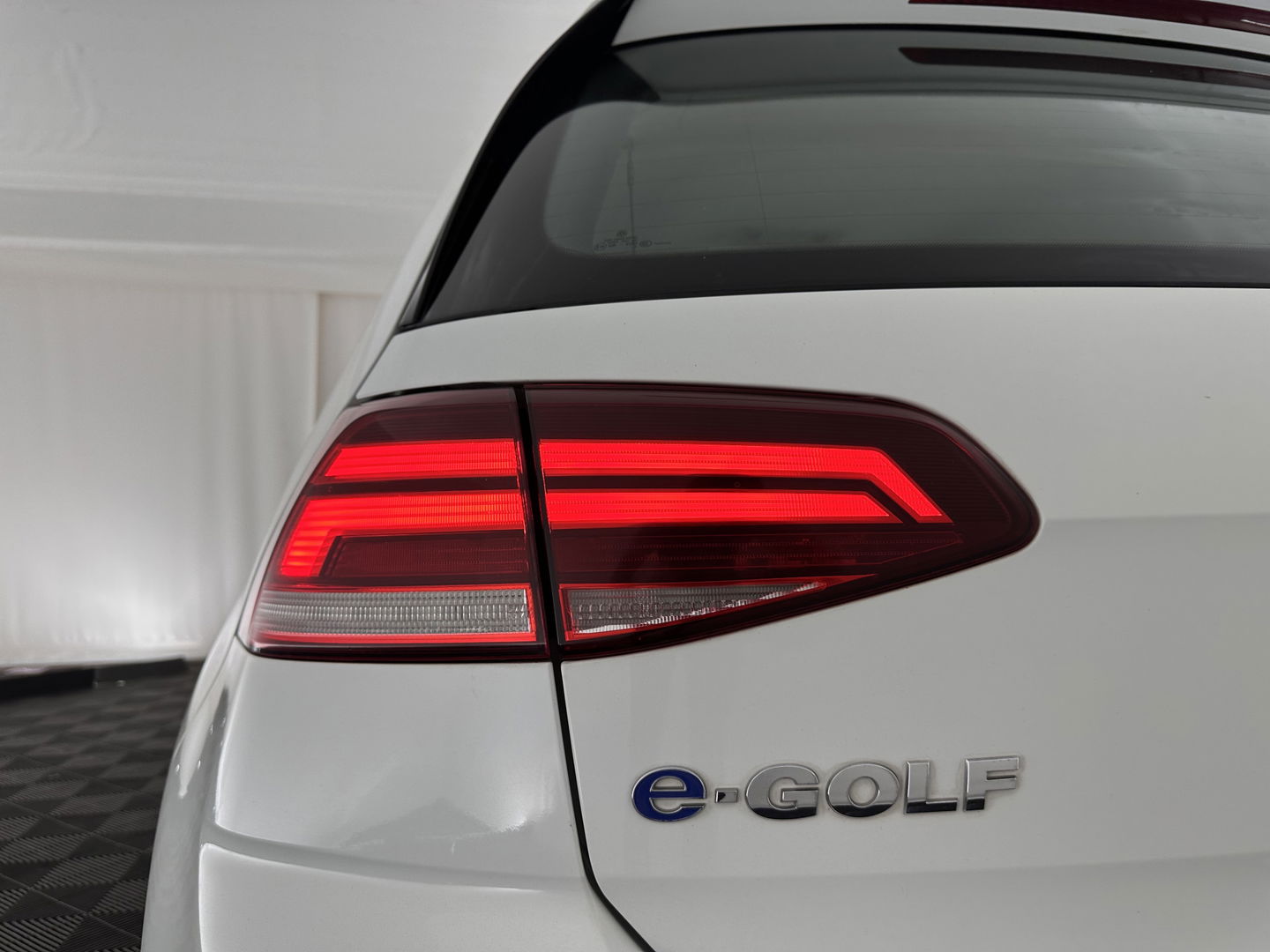 Volkswagen e-Golf Aut. *HEAT-PUMP | LUXURY-LEATHER | FULL-LED | NAVI-FULLMAP | CAMERA | HEATED-SPORTSEATS | ECC | CCS-FASTLOADER | PDC | CARPLAY | CRUISE | 16''ALU*