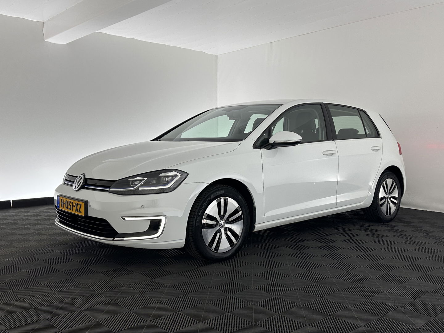 Volkswagen e-Golf Aut. *HEAT-PUMP | LUXURY-LEATHER | FULL-LED | NAVI-FULLMAP | CAMERA | HEATED-SPORTSEATS | ECC | CCS-FASTLOADER | PDC | CARPLAY | CRUISE | 16''ALU*