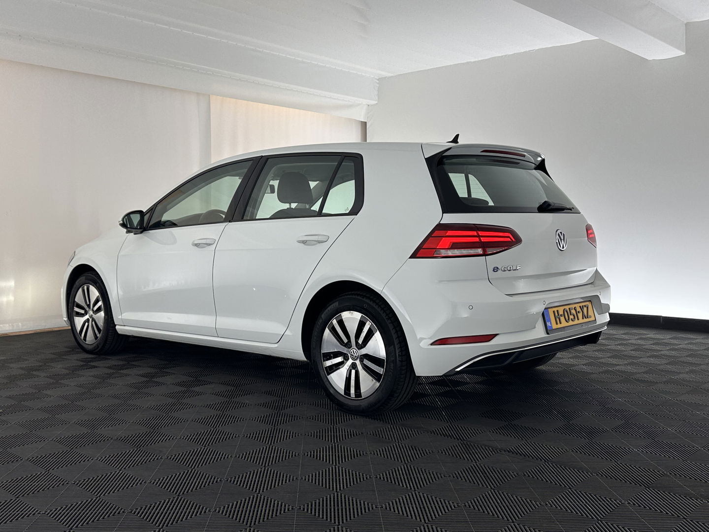 Volkswagen e-Golf Aut. *HEAT-PUMP | LUXURY-LEATHER | FULL-LED | NAVI-FULLMAP | CAMERA | HEATED-SPORTSEATS | ECC | CCS-FASTLOADER | PDC | CARPLAY | CRUISE | 16''ALU*