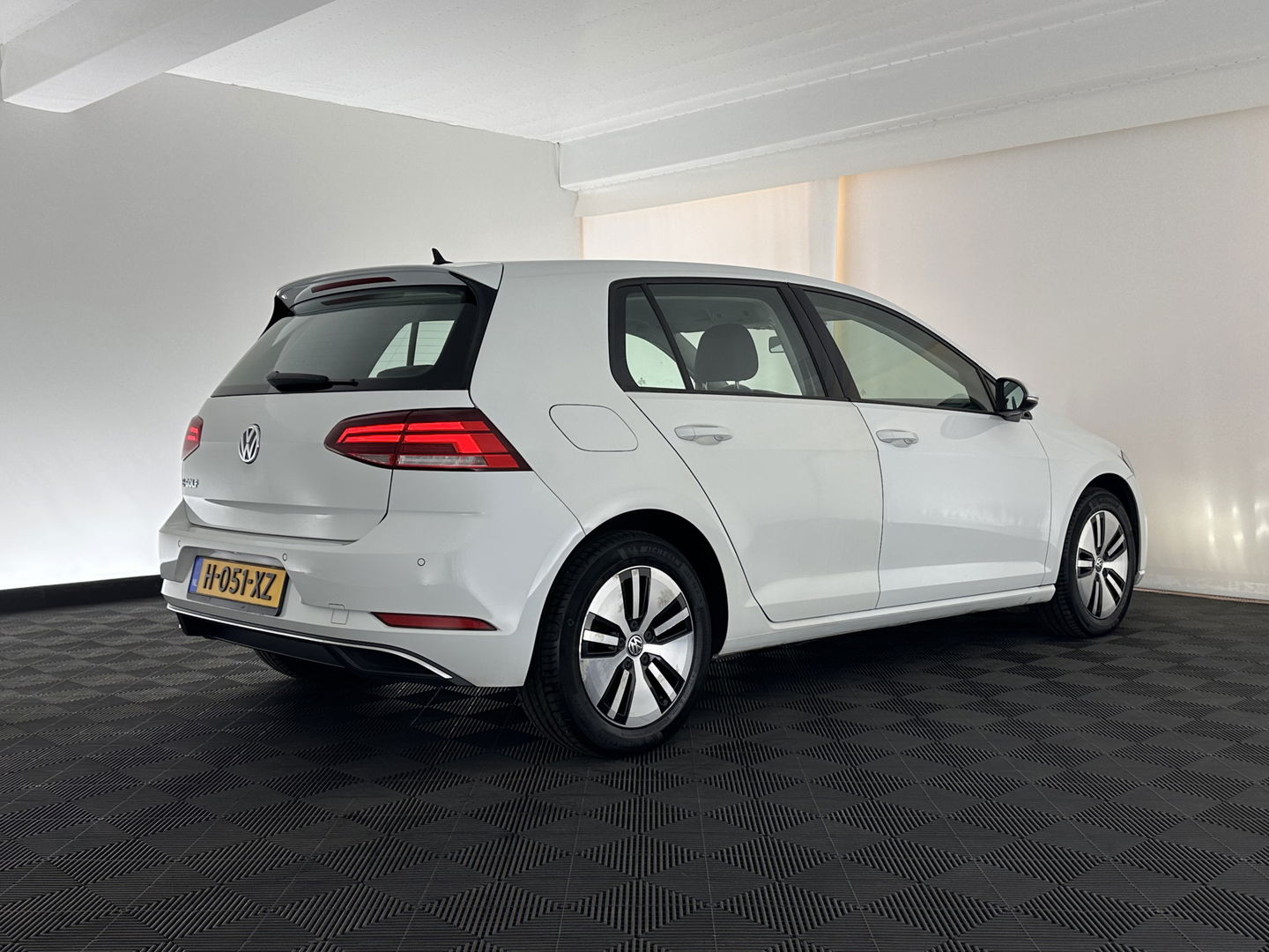 Volkswagen e-Golf Aut. *HEAT-PUMP | LUXURY-LEATHER | FULL-LED | NAVI-FULLMAP | CAMERA | HEATED-SPORTSEATS | ECC | CCS-FASTLOADER | PDC | CARPLAY | CRUISE | 16''ALU*