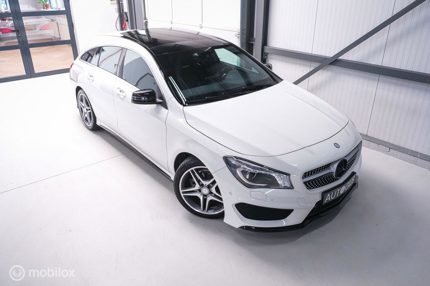 Mercedes-Benz CLA-Klasse Shooting Brake 180 AMG Line | Panorama | Trekhaak | Sportleder | LED | Navigatie | NL auto NAP | Rijklaarprijs |