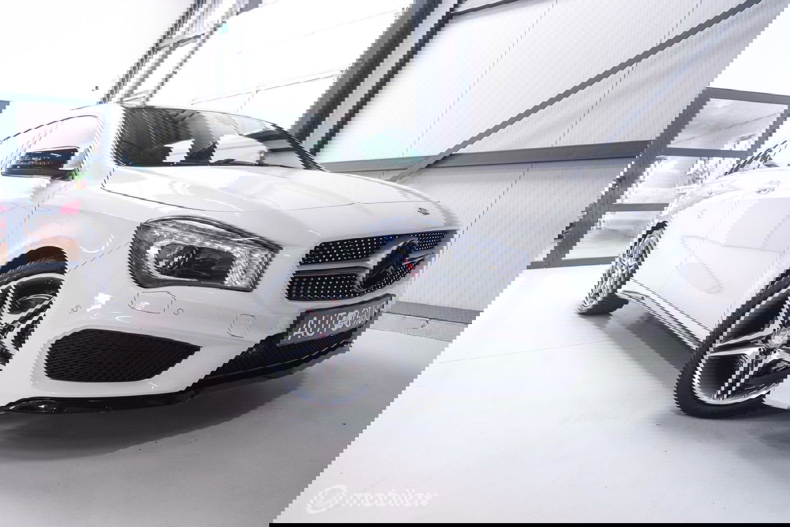 Mercedes-Benz CLA-Klasse Shooting Brake 180 AMG Line | Panorama | Trekhaak | Sportleder | LED | Navigatie | NL auto NAP | Rijklaarprijs |