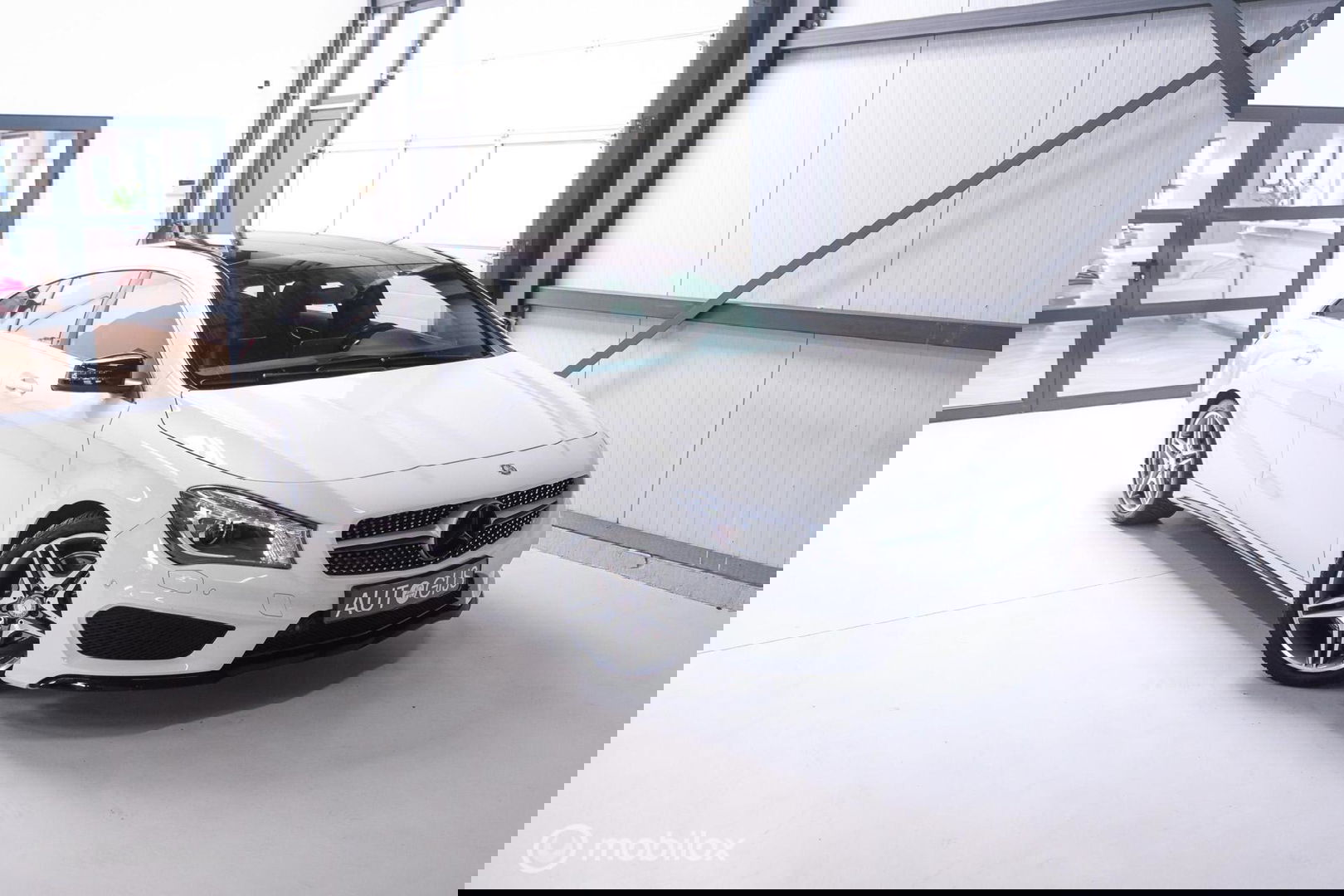 Mercedes-Benz CLA-Klasse Shooting Brake 180 AMG Line | Panorama | Trekhaak | Sportleder | LED | Navigatie | NL auto NAP | Rijklaarprijs |