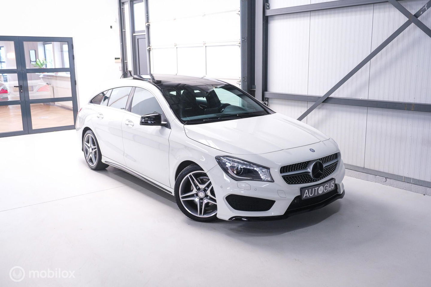 Mercedes-Benz CLA-Klasse Shooting Brake 180 AMG Line | Panorama | Trekhaak | Sportleder | LED | Navigatie | NL auto NAP | Rijklaarprijs |
