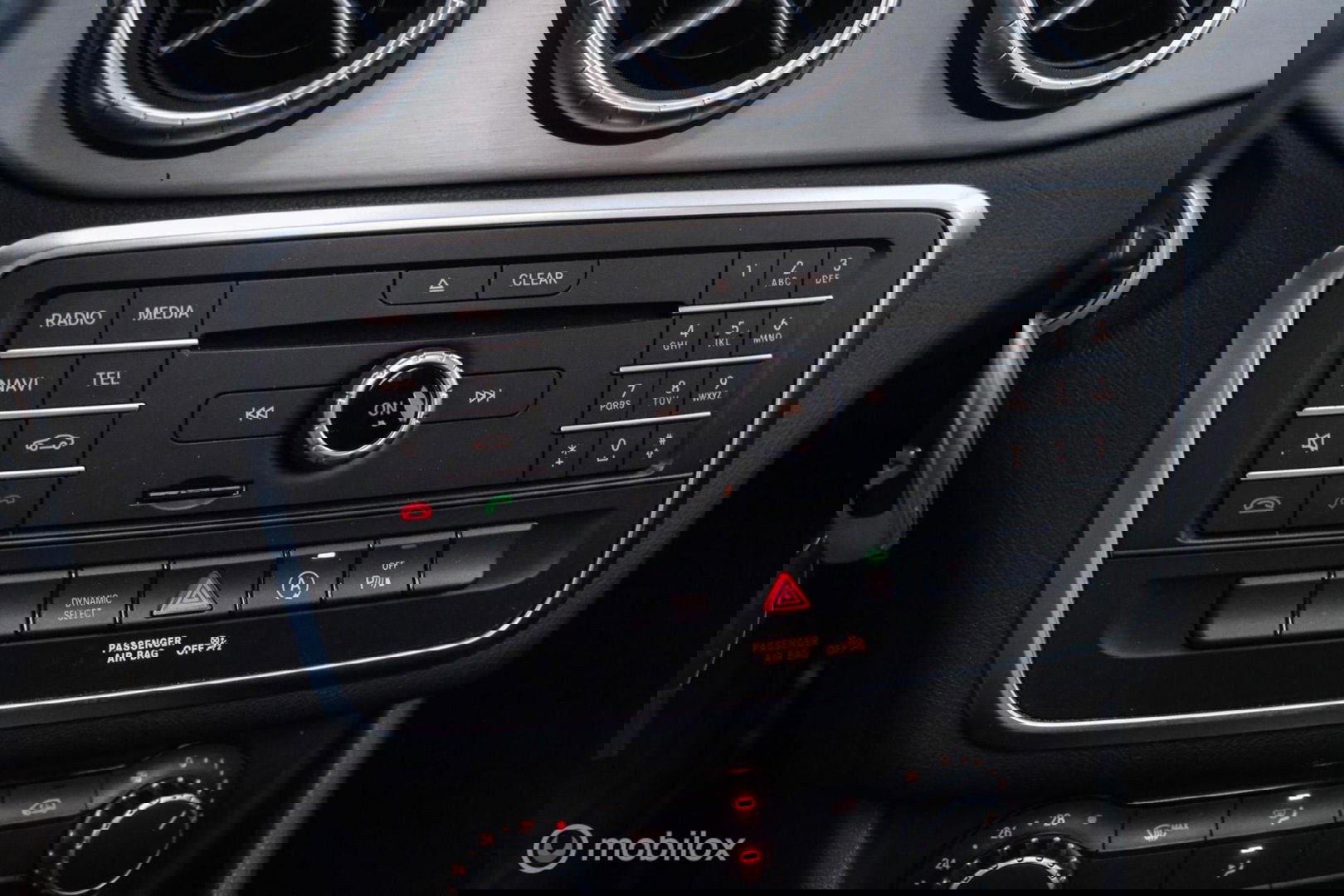 Mercedes-Benz CLA-Klasse Shooting Brake 180 AMG Line | Panorama | Trekhaak | Sportleder | LED | Navigatie | NL auto NAP | Rijklaarprijs |