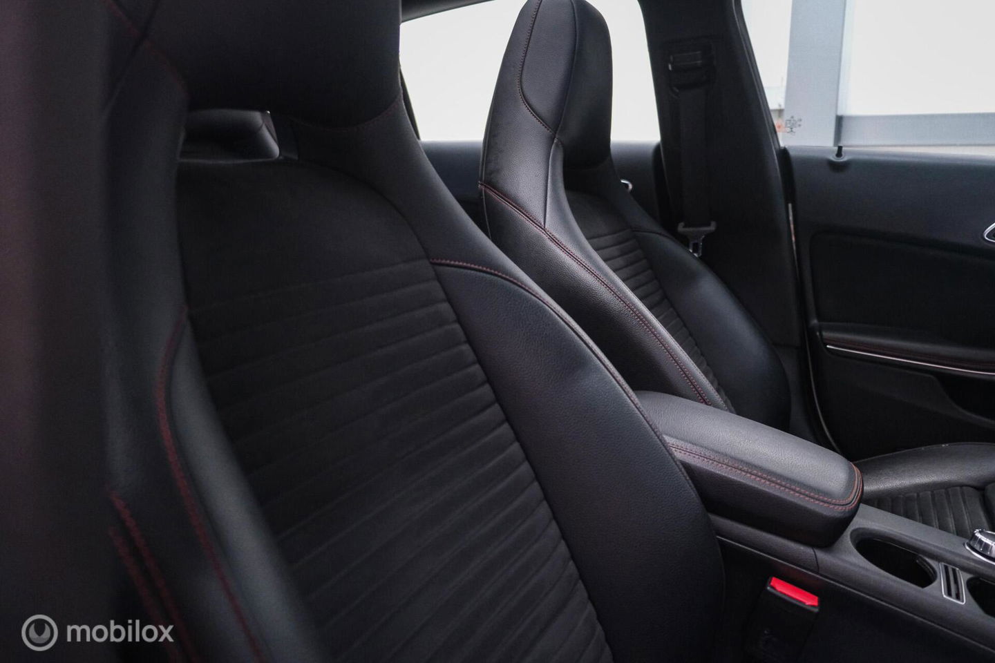 Mercedes-Benz CLA-Klasse Shooting Brake 180 AMG Line | Panorama | Trekhaak | Sportleder | LED | Navigatie | NL auto NAP | Rijklaarprijs |