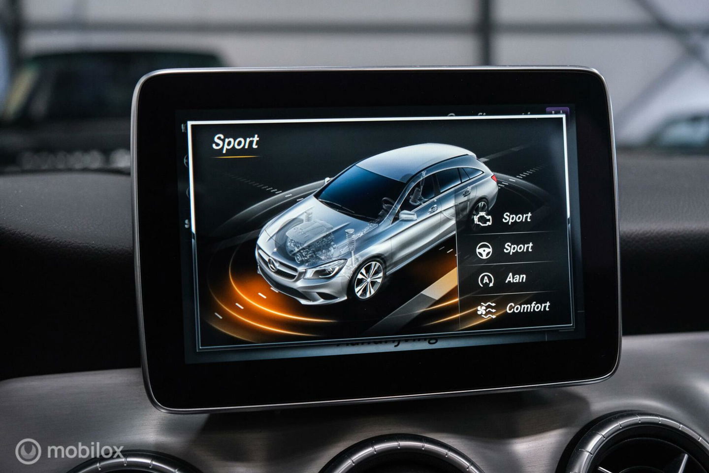 Mercedes-Benz CLA-Klasse Shooting Brake 180 AMG Line | Panorama | Trekhaak | Sportleder | LED | Navigatie | NL auto NAP | Rijklaarprijs |