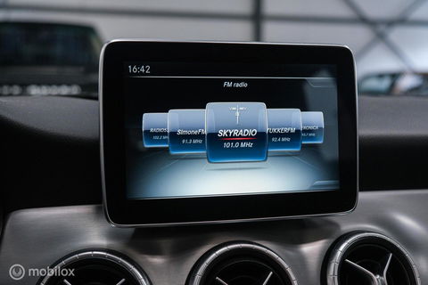 Mercedes-Benz CLA-Klasse Shooting Brake 180 AMG Line | Panorama | Trekhaak | Sportleder | LED | Navigatie | NL auto NAP | Rijklaarprijs |