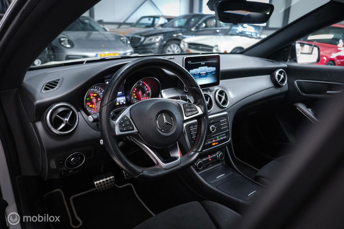 Mercedes-Benz CLA-Klasse Shooting Brake 180 AMG Line | Panorama | Trekhaak | Sportleder | LED | Navigatie | NL auto NAP | Rijklaarprijs |