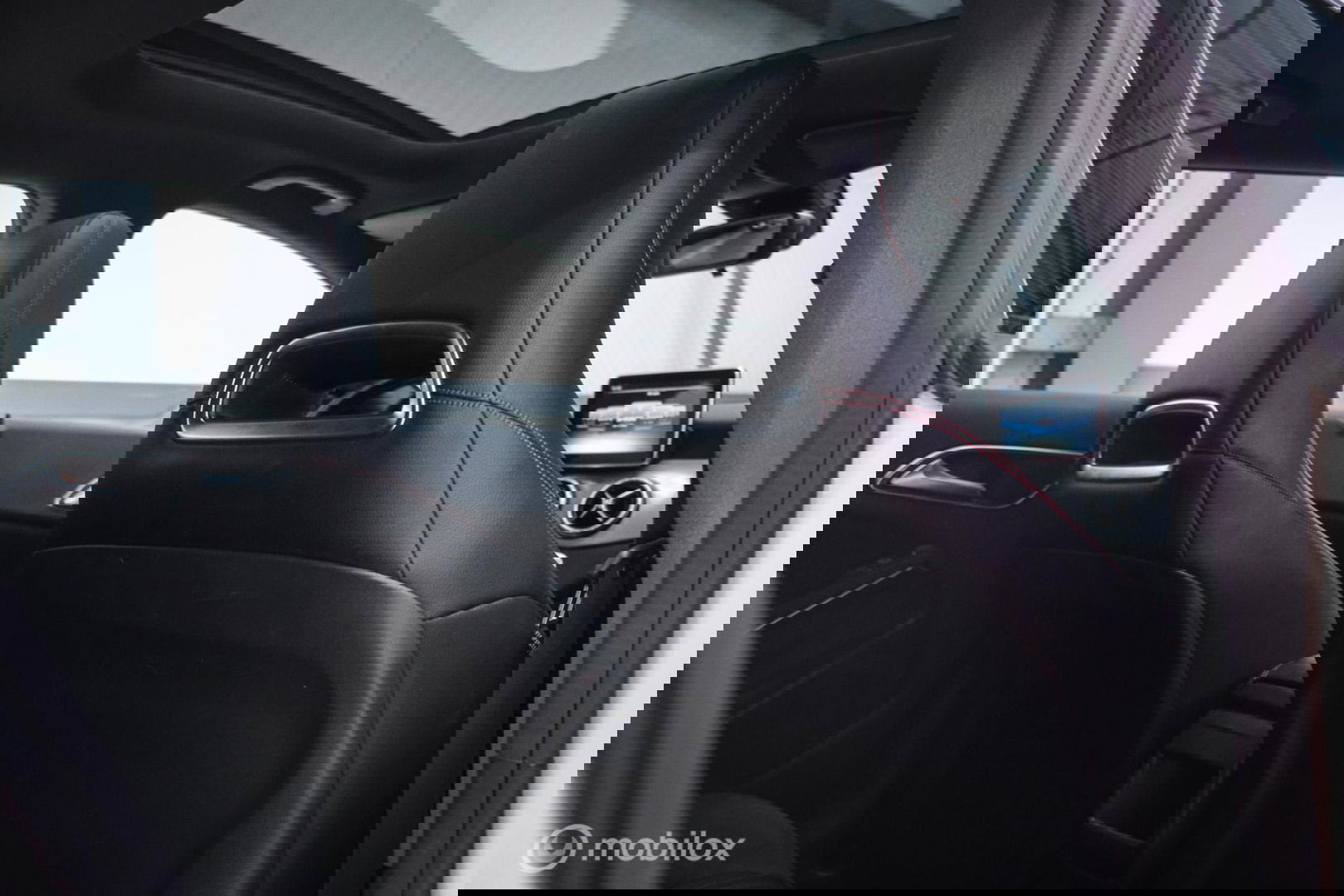 Mercedes-Benz CLA-Klasse Shooting Brake 180 AMG Line | Panorama | Trekhaak | Sportleder | LED | Navigatie | NL auto NAP | Rijklaarprijs |