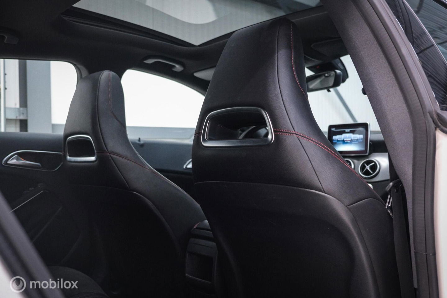 Mercedes-Benz CLA-Klasse Shooting Brake 180 AMG Line | Panorama | Trekhaak | Sportleder | LED | Navigatie | NL auto NAP | Rijklaarprijs |