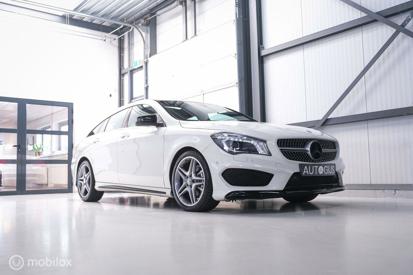 Mercedes-Benz CLA-Klasse Shooting Brake 180 AMG Line | Panorama | Trekhaak | Sportleder | LED | Navigatie | NL auto NAP | Rijklaarprijs |