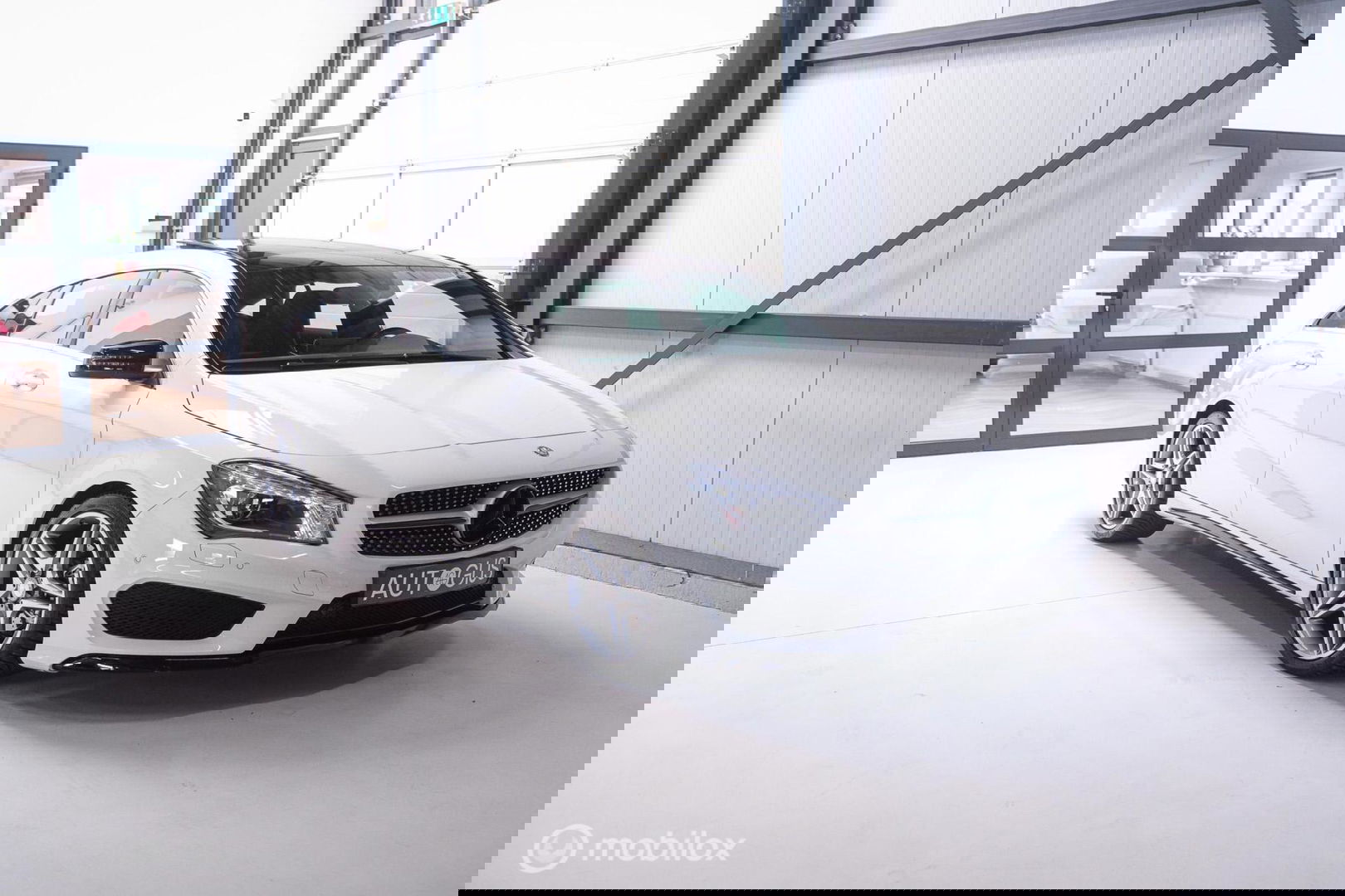Mercedes-Benz CLA-Klasse Shooting Brake 180 AMG Line | Panorama | Trekhaak | Sportleder | LED | Navigatie | NL auto NAP | Rijklaarprijs |