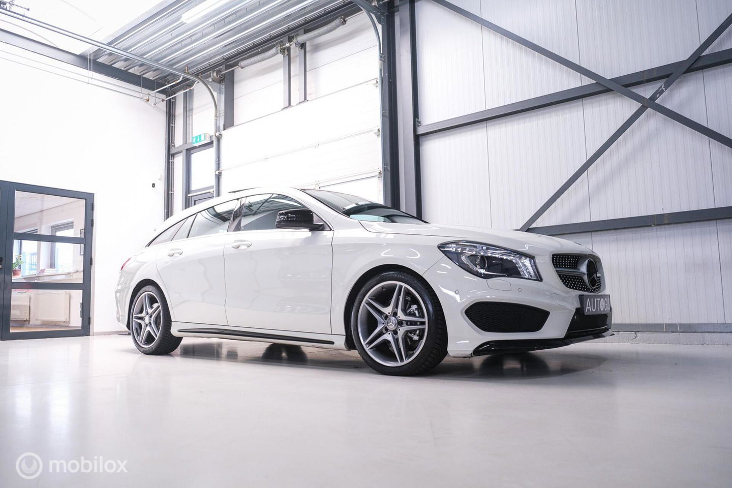 Mercedes-Benz CLA-Klasse Shooting Brake 180 AMG Line | Panorama | Trekhaak | Sportleder | LED | Navigatie | NL auto NAP | Rijklaarprijs |