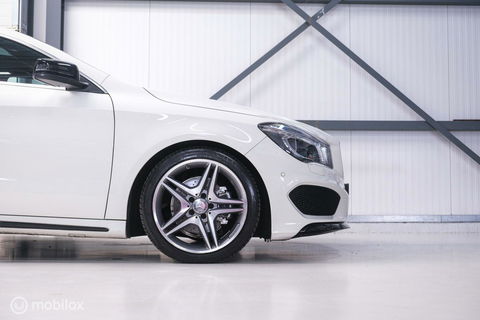 Mercedes-Benz CLA-Klasse Shooting Brake 180 AMG Line | Panorama | Trekhaak | Sportleder | LED | Navigatie | NL auto NAP | Rijklaarprijs |