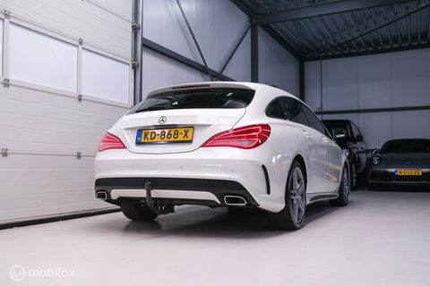 Mercedes-Benz CLA-Klasse Shooting Brake 180 AMG Line | Panorama | Trekhaak | Sportleder | LED | Navigatie | NL auto NAP | Rijklaarprijs |