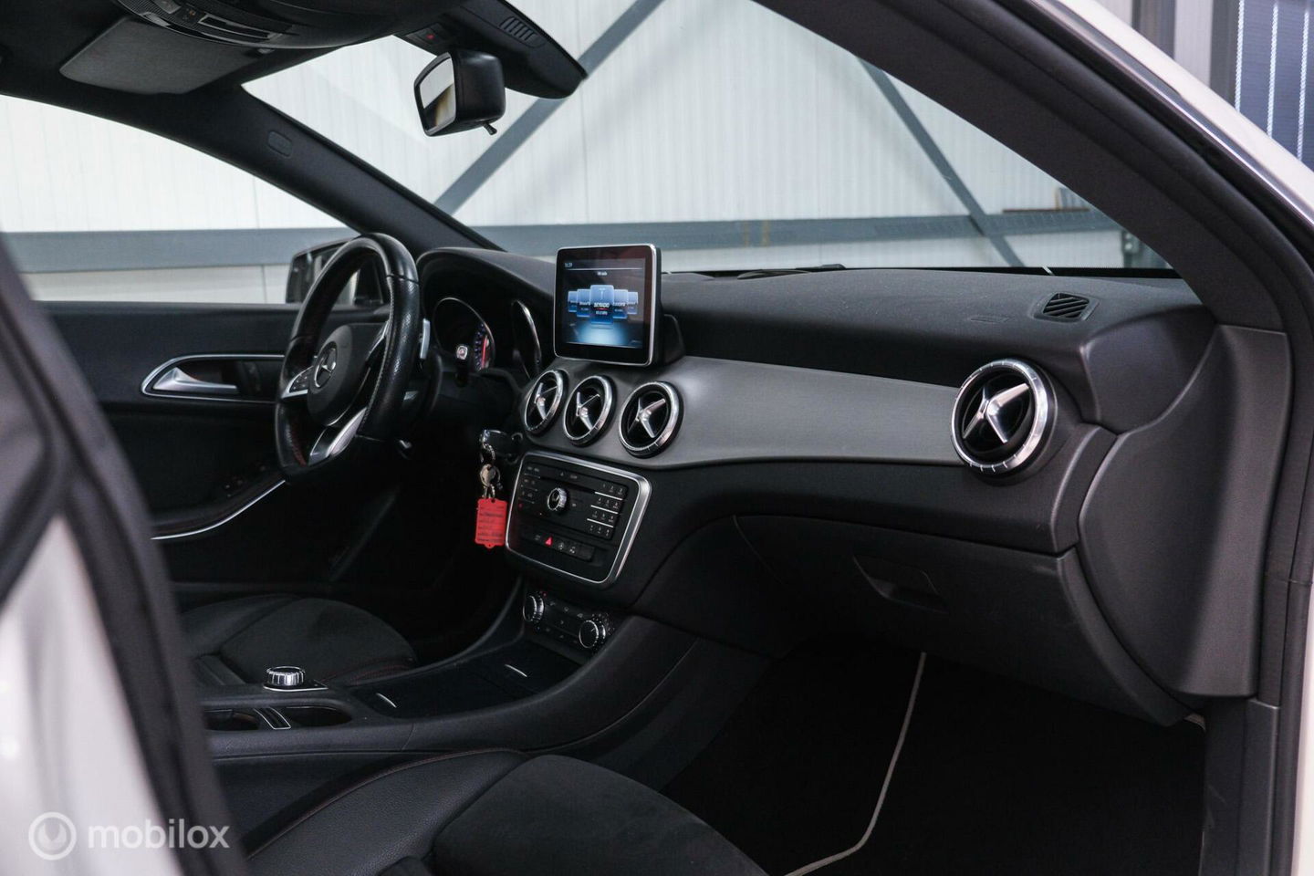 Mercedes-Benz CLA-Klasse Shooting Brake 180 AMG Line | Panorama | Trekhaak | Sportleder | LED | Navigatie | NL auto NAP | Rijklaarprijs |