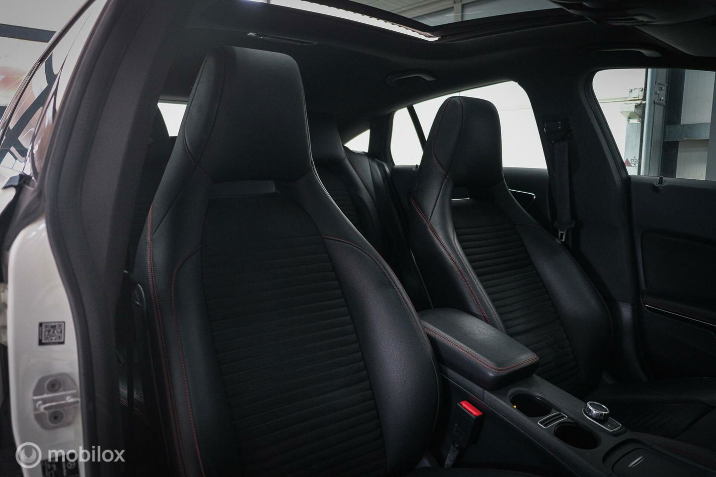 Mercedes-Benz CLA-Klasse Shooting Brake 180 AMG Line | Panorama | Trekhaak | Sportleder | LED | Navigatie | NL auto NAP | Rijklaarprijs |