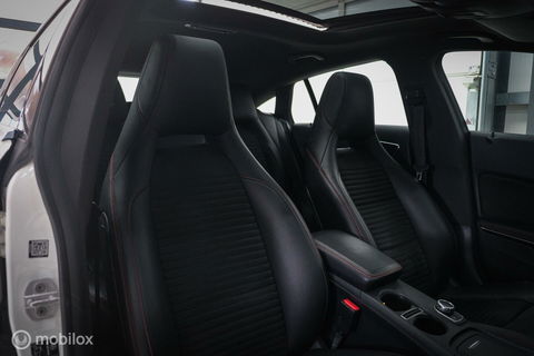 Mercedes-Benz CLA-Klasse Shooting Brake 180 AMG Line | Panorama | Trekhaak | Sportleder | LED | Navigatie | NL auto NAP | Rijklaarprijs |