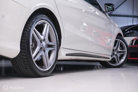 Mercedes-Benz CLA-Klasse Shooting Brake 180 AMG Line | Panorama | Trekhaak | Sportleder | LED | Navigatie | NL auto NAP | Rijklaarprijs |