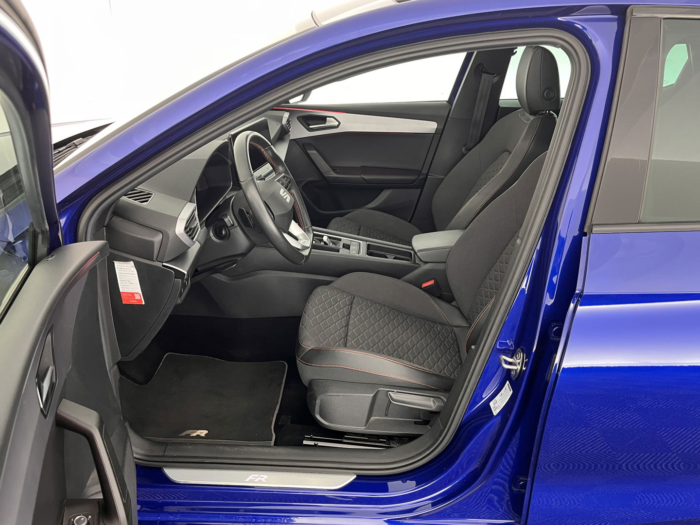 SEAT Leon 2.0 TDI FR-Sportpack Launch Edition (INCL-BTW) Aut.*PANO | LEATHER-FABRIC | FULL-LED | DIGI-COCKPIT | SPORT-SEATS | NAVI-FULLMAP | ECC | SHIFTPADDLES | PDC | AMBIENT-LIGHT | KEYLESS | PRIVACY-GLASS | 17''ALU*