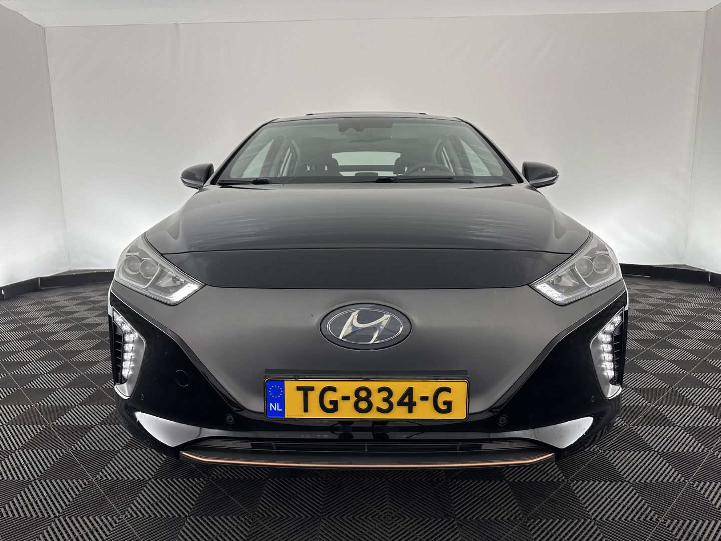 Hyundai IONIQ Premium EV (INCL-BTW) *PANO | FULL-LEATHER | INFINITY-AUDIO | FULL-LED | KEYLESS | NAVI-FULLMAP |  ADAPTIVE-CRUISE |  DAB | CAMERA | MEMORY-PACK | DIGI-COCKPIT | CCS-FASTLOADER | LANE-ASSIST...