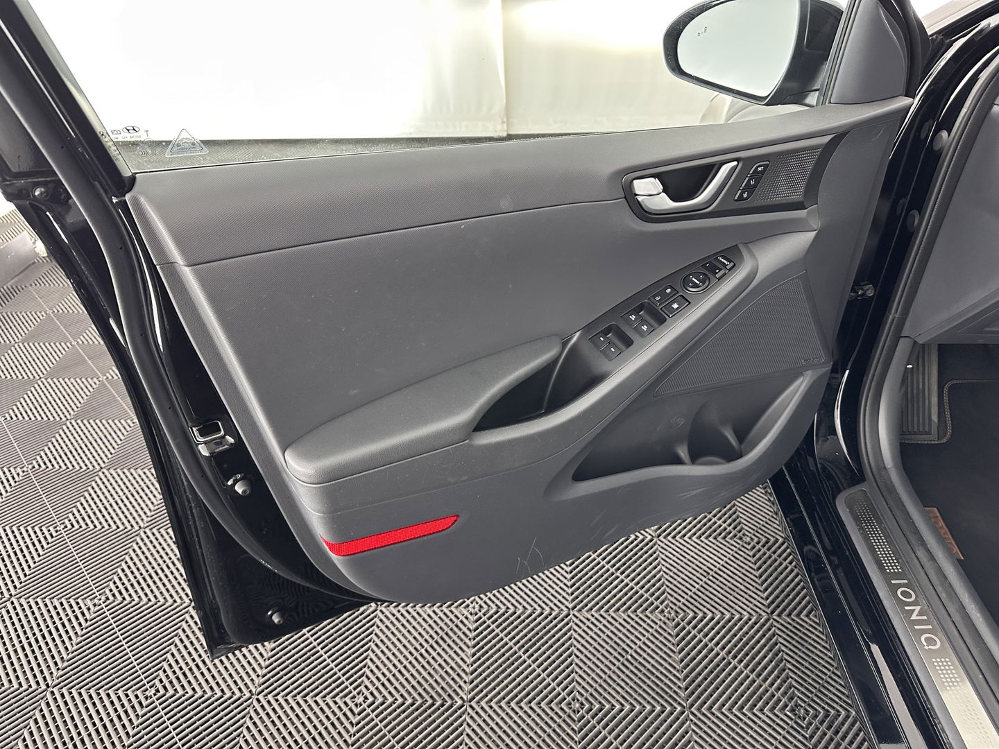 Hyundai IONIQ Premium EV (INCL-BTW) *PANO | FULL-LEATHER | INFINITY-AUDIO | FULL-LED | KEYLESS | NAVI-FULLMAP |  ADAPTIVE-CRUISE |  DAB | CAMERA | MEMORY-PACK | DIGI-COCKPIT | CCS-FASTLOADER | LANE-ASSIST...