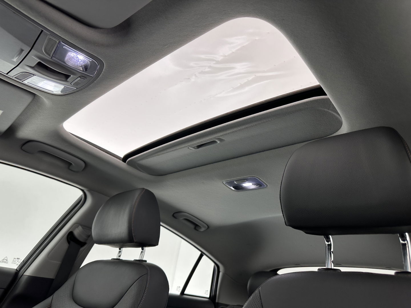 Hyundai IONIQ Premium EV (INCL-BTW) *PANO | FULL-LEATHER | INFINITY-AUDIO | FULL-LED | KEYLESS | NAVI-FULLMAP |  ADAPTIVE-CRUISE |  DAB | CAMERA | MEMORY-PACK | DIGI-COCKPIT | CCS-FASTLOADER | LANE-ASSIST...