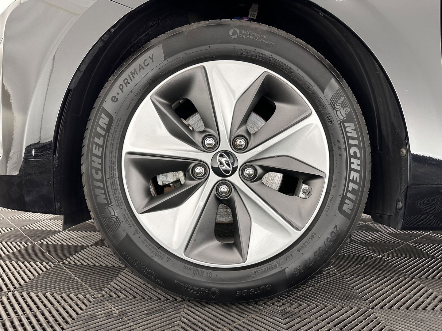 Hyundai IONIQ Premium EV (INCL-BTW) *PANO | FULL-LEATHER | INFINITY-AUDIO | FULL-LED | KEYLESS | NAVI-FULLMAP |  ADAPTIVE-CRUISE |  DAB | CAMERA | MEMORY-PACK | DIGI-COCKPIT | CCS-FASTLOADER | LANE-ASSIST...