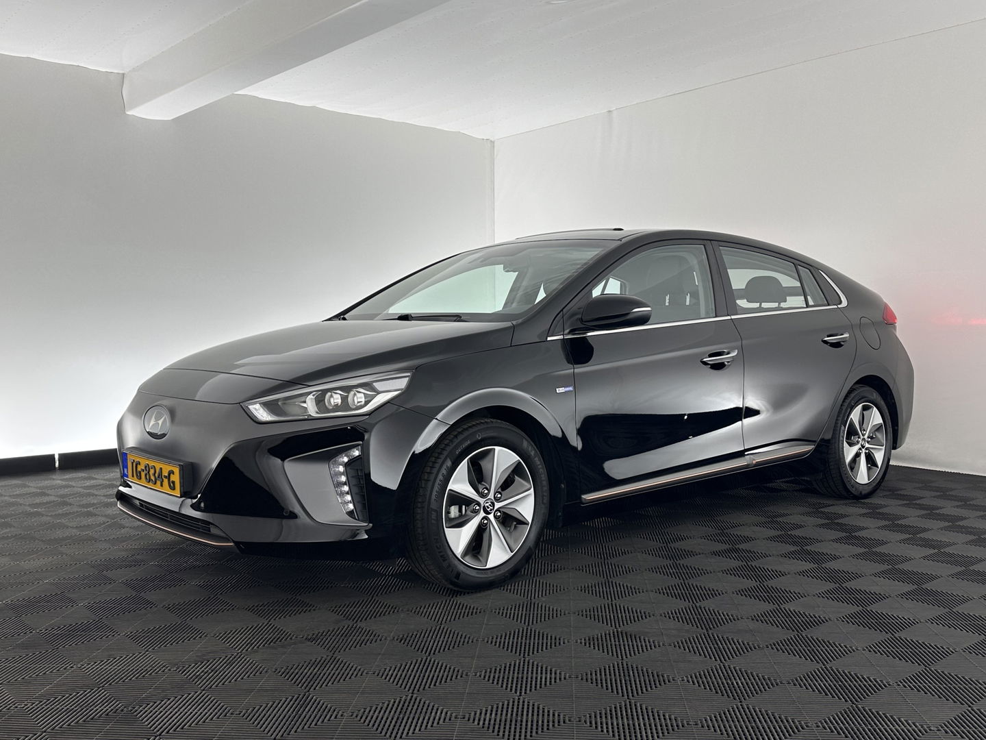 Hyundai IONIQ Premium EV (INCL-BTW) *PANO | FULL-LEATHER | INFINITY-AUDIO | FULL-LED | KEYLESS | NAVI-FULLMAP |  ADAPTIVE-CRUISE |  DAB | CAMERA | MEMORY-PACK | DIGI-COCKPIT | CCS-FASTLOADER | LANE-ASSIST...