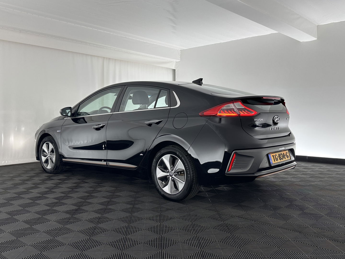 Hyundai IONIQ Premium EV (INCL-BTW) *PANO | FULL-LEATHER | INFINITY-AUDIO | FULL-LED | KEYLESS | NAVI-FULLMAP |  ADAPTIVE-CRUISE |  DAB | CAMERA | MEMORY-PACK | DIGI-COCKPIT | CCS-FASTLOADER | LANE-ASSIST...