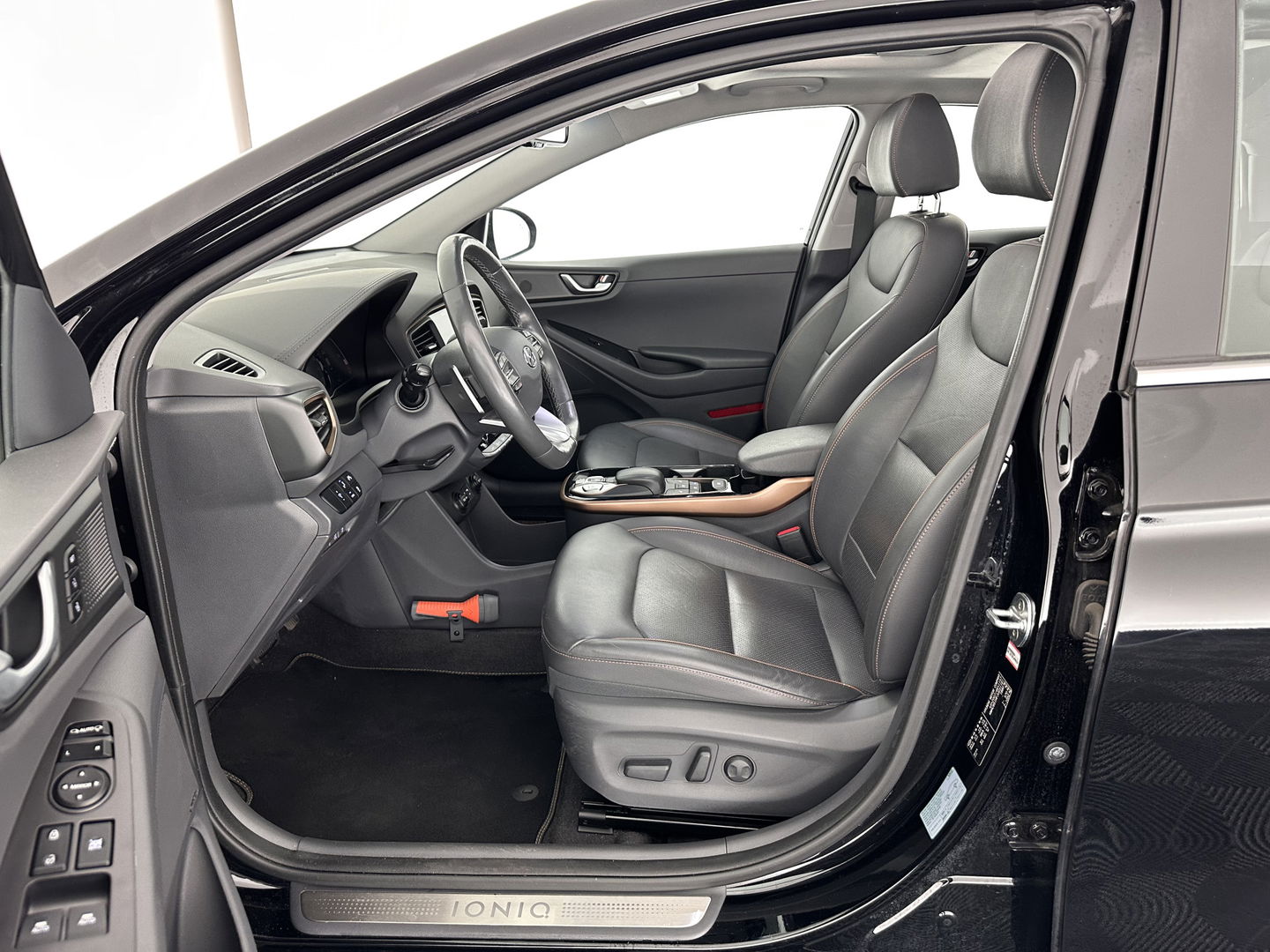 Hyundai IONIQ Premium EV (INCL-BTW) *PANO | FULL-LEATHER | INFINITY-AUDIO | FULL-LED | KEYLESS | NAVI-FULLMAP |  ADAPTIVE-CRUISE |  DAB | CAMERA | MEMORY-PACK | DIGI-COCKPIT | CCS-FASTLOADER | LANE-ASSIST...