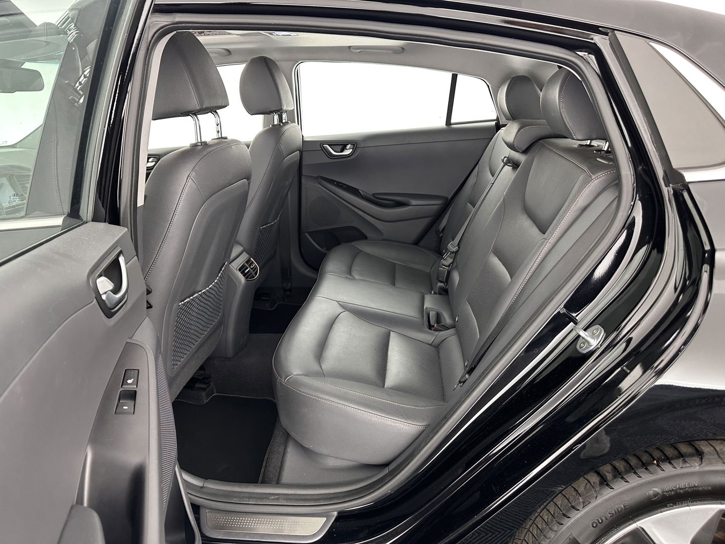 Hyundai IONIQ Premium EV (INCL-BTW) *PANO | FULL-LEATHER | INFINITY-AUDIO | FULL-LED | KEYLESS | NAVI-FULLMAP |  ADAPTIVE-CRUISE |  DAB | CAMERA | MEMORY-PACK | DIGI-COCKPIT | CCS-FASTLOADER | LANE-ASSIST...
