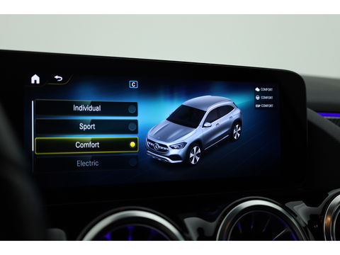 Mercedes-Benz GLA 250 e AMG Line | Augmented Reality | Burmester | Trekhaak | All Season | Dodehoek
