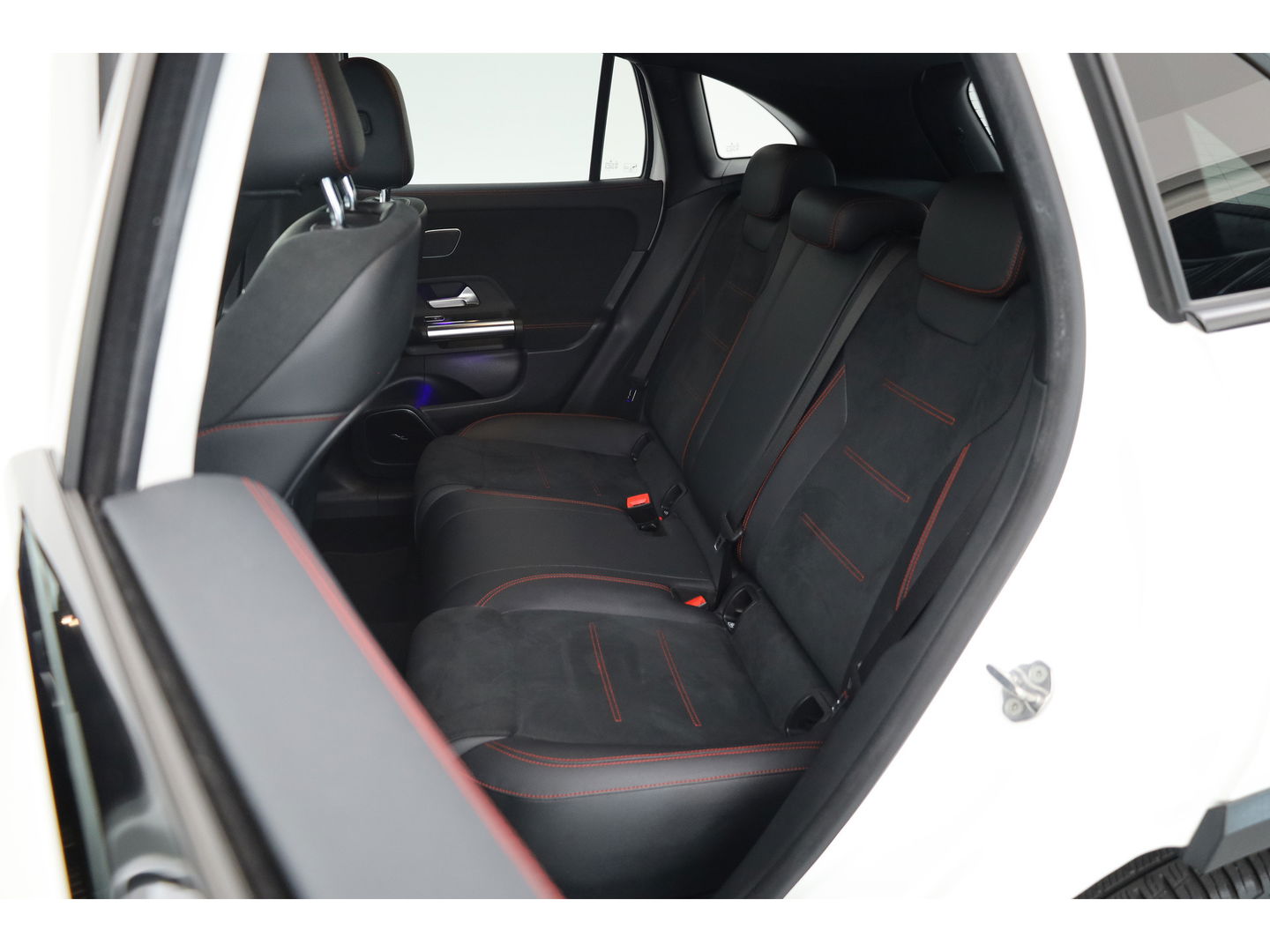 Mercedes-Benz GLA 250 e AMG Line | Augmented Reality | Burmester | Trekhaak | All Season | Dodehoek