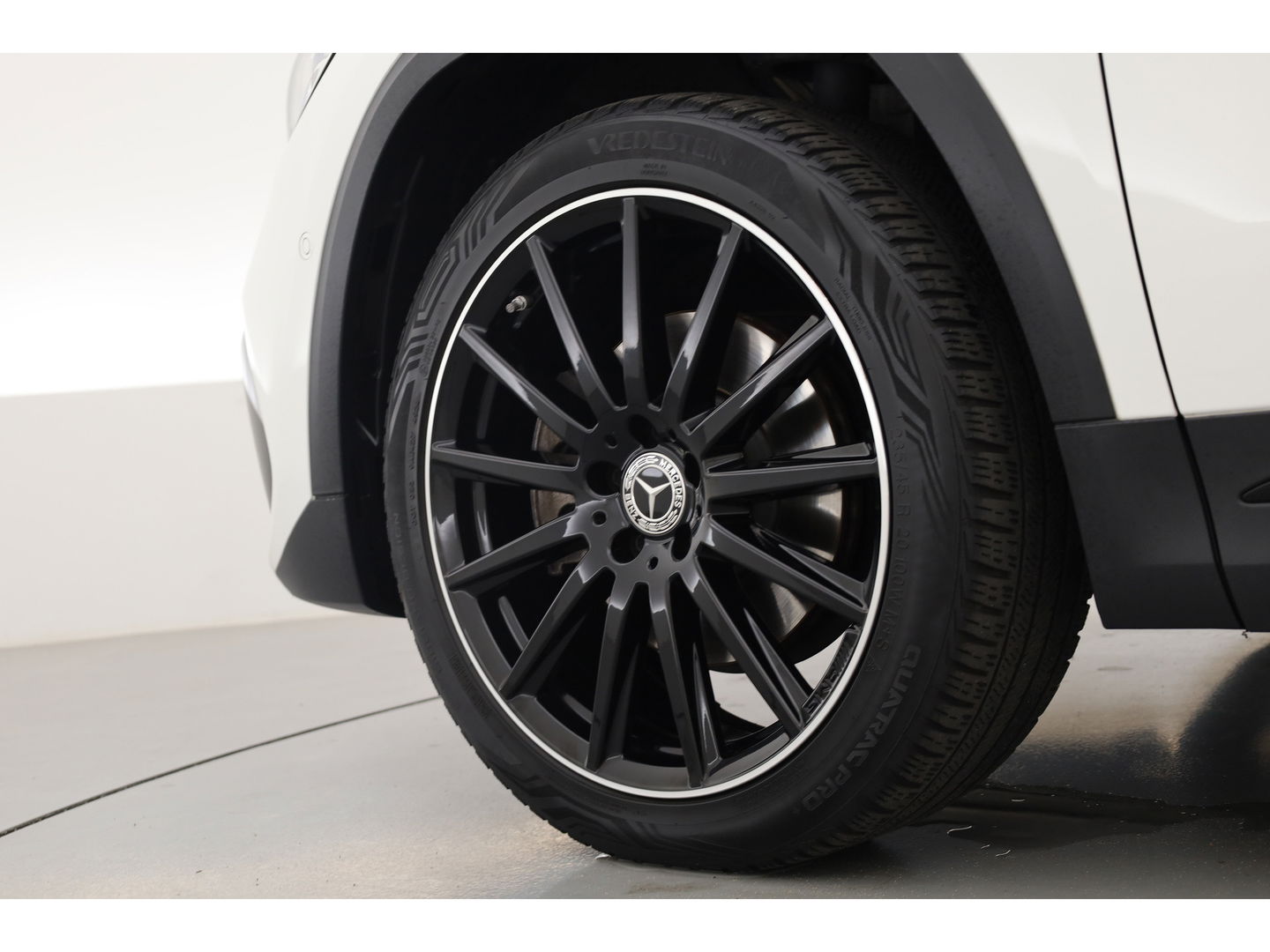 Mercedes-Benz GLA 250 e AMG Line | Augmented Reality | Burmester | Trekhaak | All Season | Dodehoek