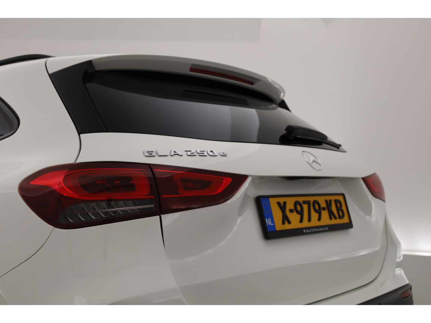 Mercedes-Benz GLA 250 e AMG Line | Augmented Reality | Burmester | Trekhaak | All Season | Dodehoek