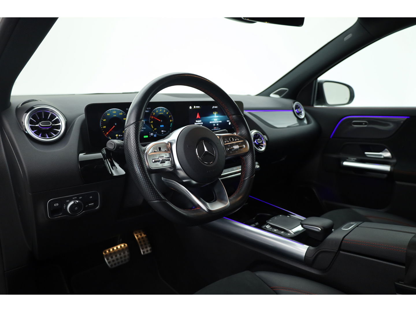 Mercedes-Benz GLA 250 e AMG Line | Augmented Reality | Burmester | Trekhaak | All Season | Dodehoek