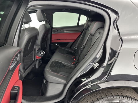 Alfa Romeo Stelvio 2.9 V6 AWD Quadrifoglio (INCL-BTW) Aut. *PANO | LEATHER-ALCANTARA | XENON | ADAPTIVE-CRUISE | BLIND-SPOT | HARMAN/KARDON | MEMORY-PACK | HEATED-SPORTSEATS | DAB+ | KEYLESS | CARPLAY | NAVI-FULLMAP | CARBON-INLAY |