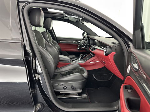 Alfa Romeo Stelvio 2.9 V6 AWD Quadrifoglio (INCL-BTW) Aut. *PANO | LEATHER-ALCANTARA | XENON | ADAPTIVE-CRUISE | BLIND-SPOT | HARMAN/KARDON | MEMORY-PACK | HEATED-SPORTSEATS | DAB+ | KEYLESS | CARPLAY | NAVI-FULLMAP | CARBON-INLAY |