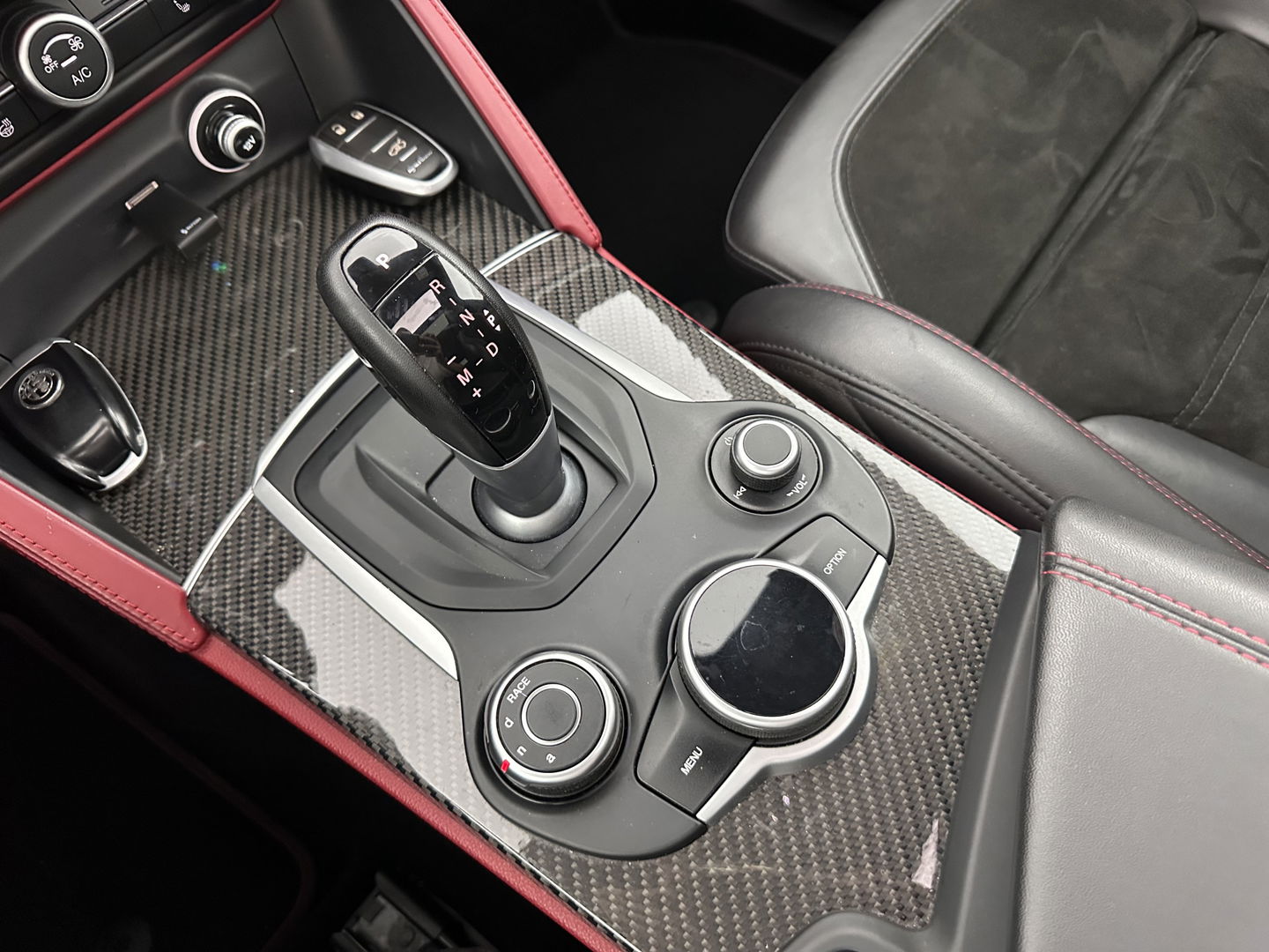 Alfa Romeo Stelvio 2.9 V6 AWD Quadrifoglio (INCL-BTW) Aut. *PANO | LEATHER-ALCANTARA | XENON | ADAPTIVE-CRUISE | BLIND-SPOT | HARMAN/KARDON | MEMORY-PACK | HEATED-SPORTSEATS | DAB+ | KEYLESS | CARPLAY | NAVI-FULLMAP | CARBON-INLAY |