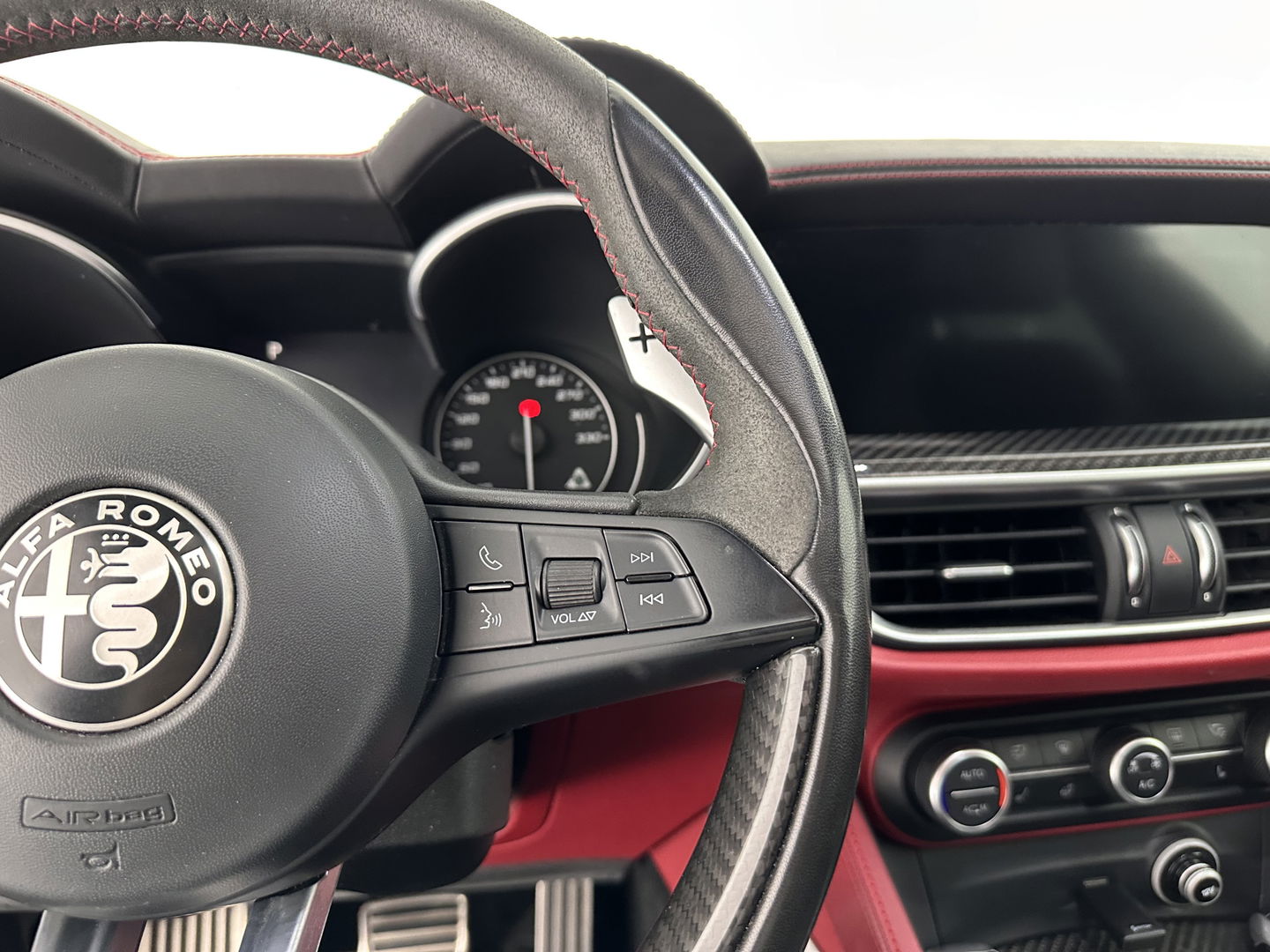 Alfa Romeo Stelvio 2.9 V6 AWD Quadrifoglio (INCL-BTW) Aut. *PANO | LEATHER-ALCANTARA | XENON | ADAPTIVE-CRUISE | BLIND-SPOT | HARMAN/KARDON | MEMORY-PACK | HEATED-SPORTSEATS | DAB+ | KEYLESS | CARPLAY | NAVI-FULLMAP | CARBON-INLAY |