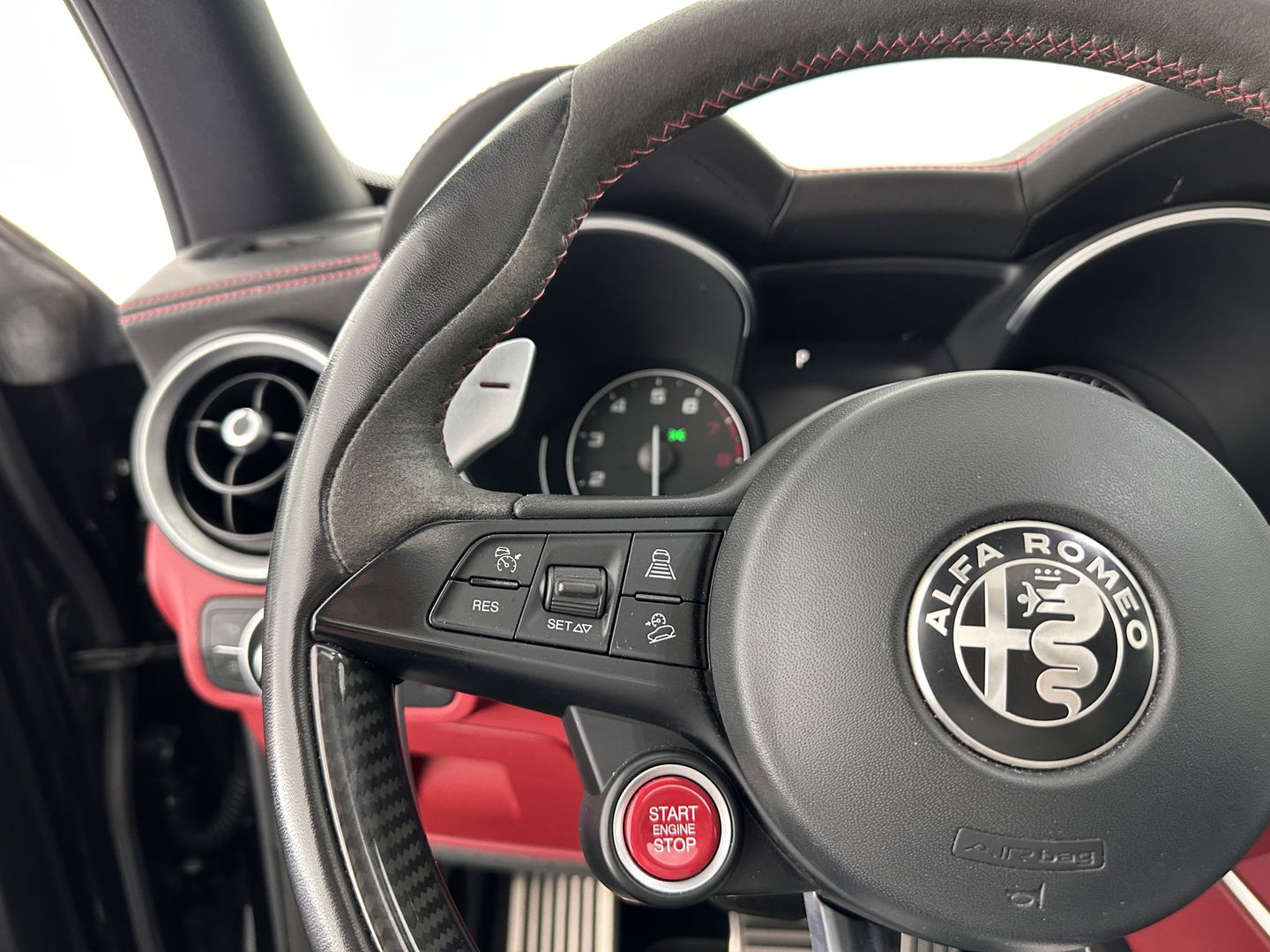 Alfa Romeo Stelvio 2.9 V6 AWD Quadrifoglio (INCL-BTW) Aut. *PANO | LEATHER-ALCANTARA | XENON | ADAPTIVE-CRUISE | BLIND-SPOT | HARMAN/KARDON | MEMORY-PACK | HEATED-SPORTSEATS | DAB+ | KEYLESS | CARPLAY | NAVI-FULLMAP | CARBON-INLAY |