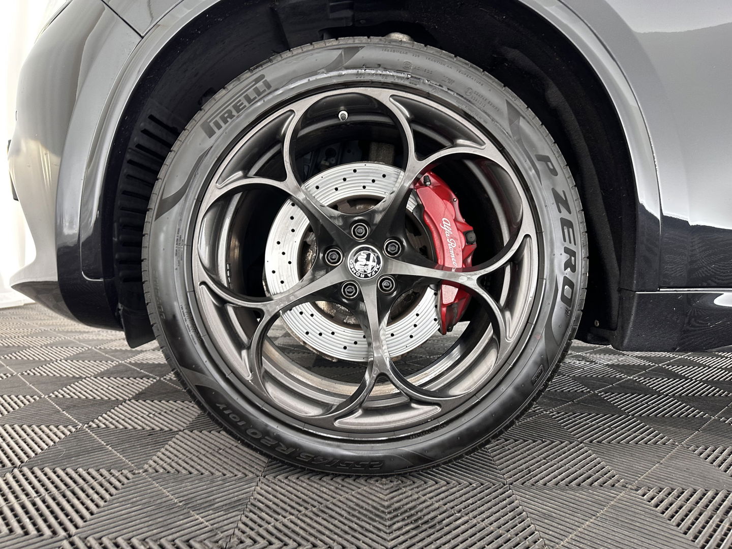 Alfa Romeo Stelvio 2.9 V6 AWD Quadrifoglio (INCL-BTW) Aut. *PANO | LEATHER-ALCANTARA | XENON | ADAPTIVE-CRUISE | BLIND-SPOT | HARMAN/KARDON | MEMORY-PACK | HEATED-SPORTSEATS | DAB+ | KEYLESS | CARPLAY | NAVI-FULLMAP | CARBON-INLAY |