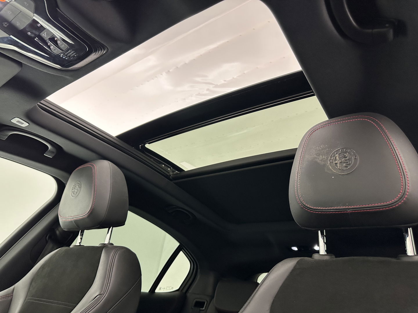 Alfa Romeo Stelvio 2.9 V6 AWD Quadrifoglio (INCL-BTW) Aut. *PANO | LEATHER-ALCANTARA | XENON | ADAPTIVE-CRUISE | BLIND-SPOT | HARMAN/KARDON | MEMORY-PACK | HEATED-SPORTSEATS | DAB+ | KEYLESS | CARPLAY | NAVI-FULLMAP | CARBON-INLAY |