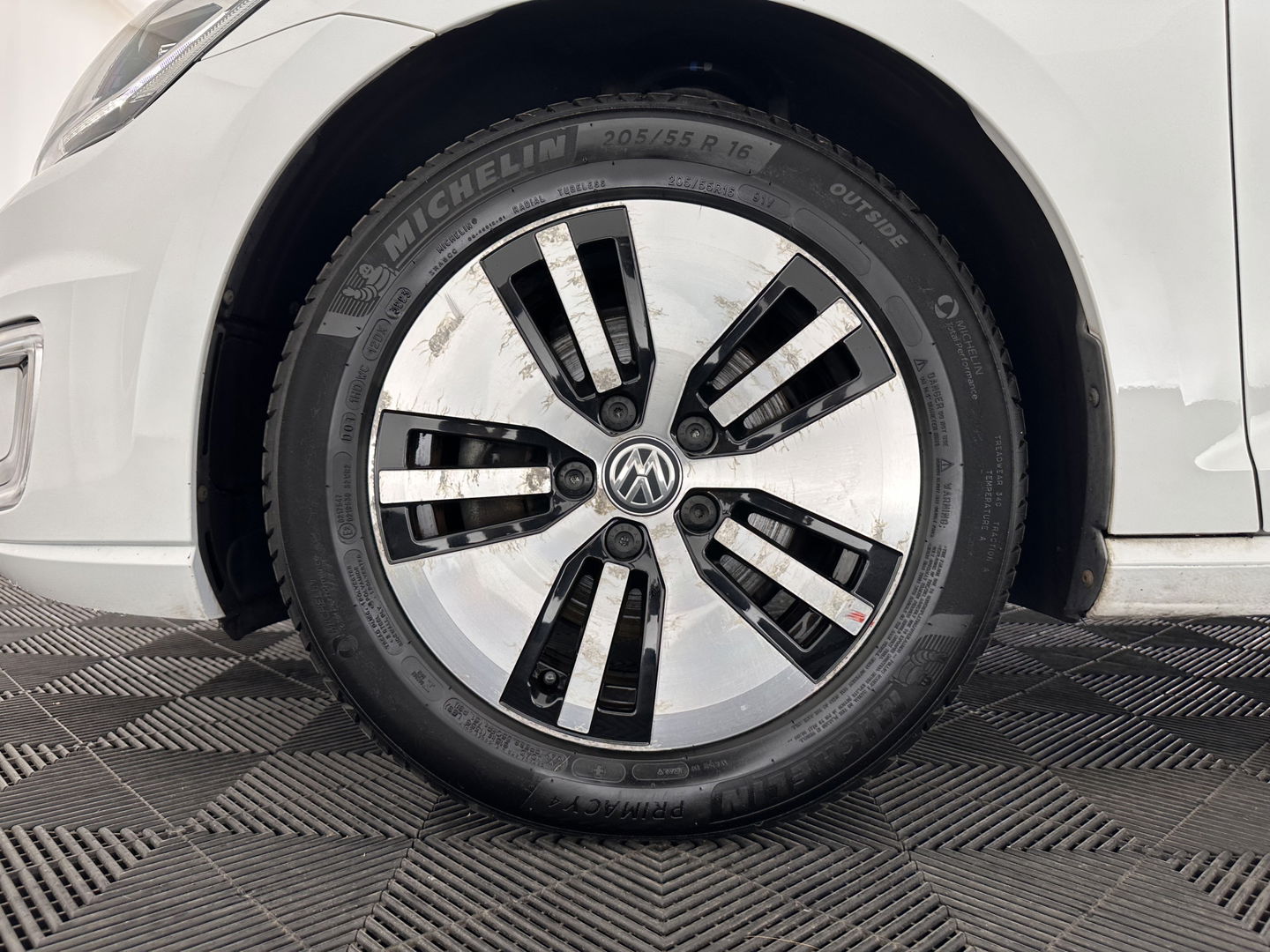 Volkswagen e-Golf Aut. *HEAT-PUMP | LUXURY-LEATHER | FULL-LED | NAVI-FULLMAP | CAMERA | HEATED-SPORTSEATS | ECC | CCS-FASTLOADER | PDC | CARPLAY | CRUISE | 16''ALU*