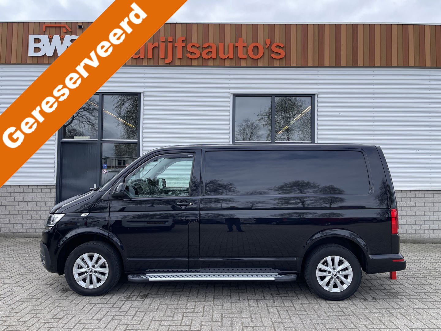 Volkswagen Transporter 2.0 TDI 150pk DSG automaat L1H1 28 / vaste prijs rijklaar € 22.950 ex btw / lease vanaf € 375 / euro 6 / bpm vrij / airco / cruise / navi / trekhaak / sidesteps / lichtmetalen velgen