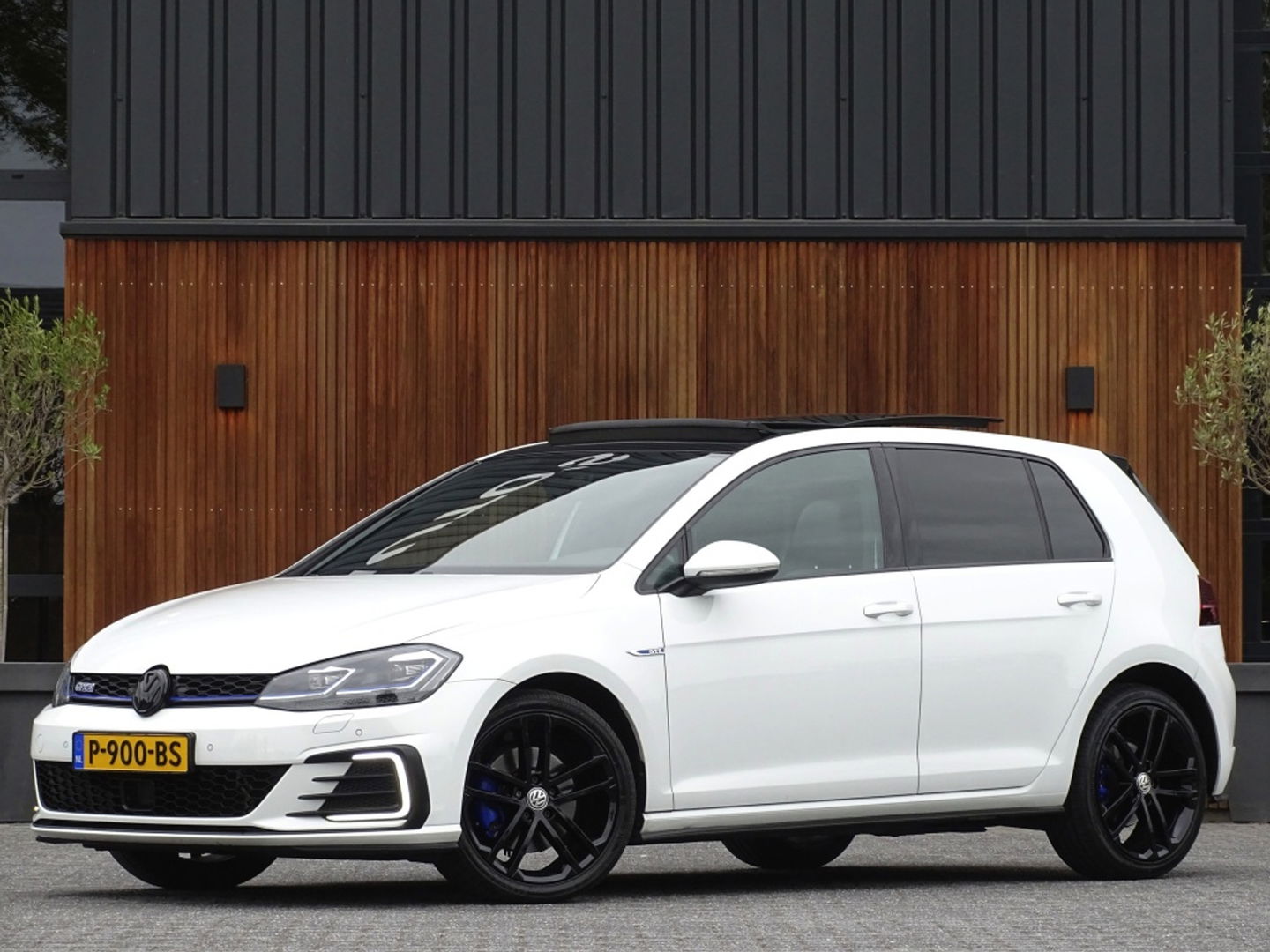 Volkswagen Golf TSI GTE 204PK / Pano / 2019 / LED / ACC